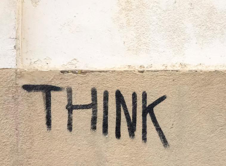 壁にthinkと書いてある画像